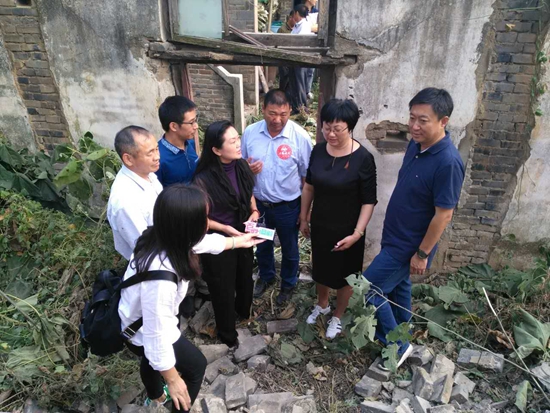 公共頻道總監和幸福使者愛心人士一起探訪吳傳青家