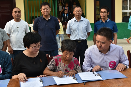 幸福使者、愛心人士與魏學秀一起簽訂幫扶協議