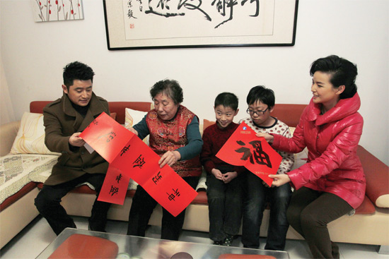 兩位主持人一起為小區居民送春聯