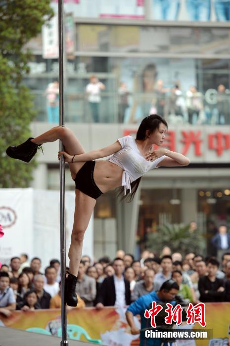 重慶街頭鋼管舞比賽 宣揚(yáng)健康生活態(tài)度“與情色無關(guān)”