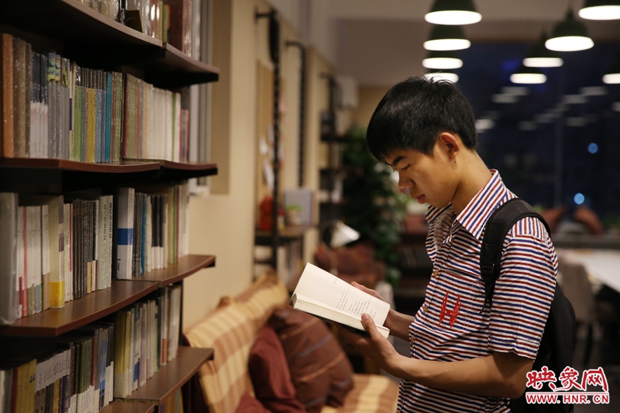 袁丙鵬，22歲，某大學(xué)大三學(xué)生：在適合的環(huán)境里看書，才能看出境界。