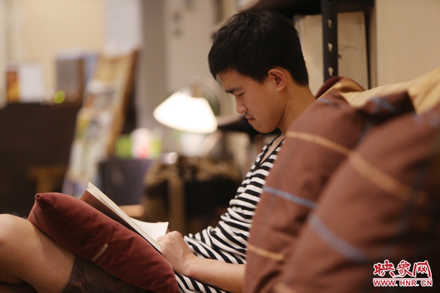 徐浩然，24歲，圖書編輯：在書店看紙質(zhì)書，意境會更深一些。