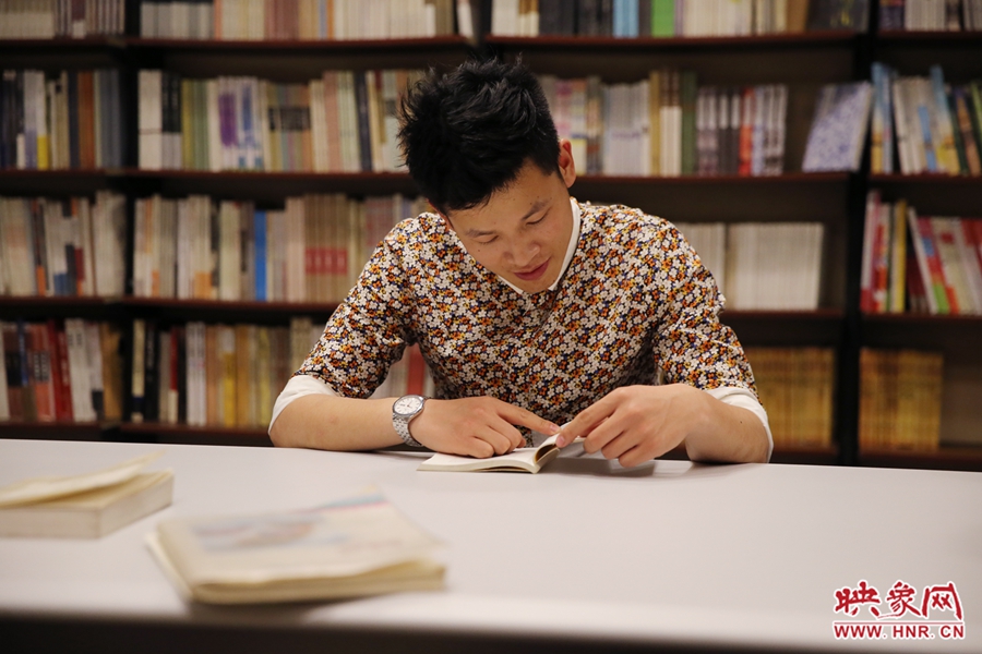 李恒，26歲，私營業(yè)主：喜歡撫摸紙質(zhì)書的感覺。