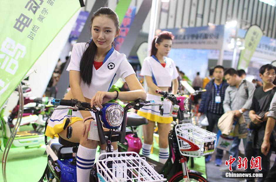 美女模特搶眼江蘇國際自行車電動車交易會