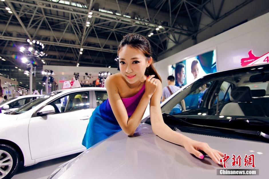 福州國(guó)際車展開幕 眾車?！盃?zhēng)奇斗艷”