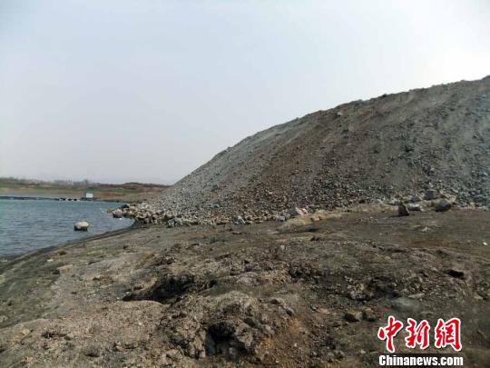 填湖造地，在鴨河水庫非法建設有越演越烈之勢。吳揚　攝