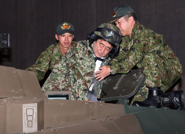 當地時間4月27日，日本千葉市，日本首相安倍晉三他身穿迷彩服頭戴鋼盔的登上展出中的日本陸上自衛隊最新