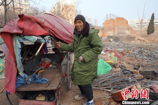 圖為老人向記者講述其生活狀況。周小云 攝